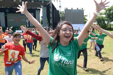 Các bạn trẻ nhảy flashmob và gửi lời chúc đến Mỹ Tâm