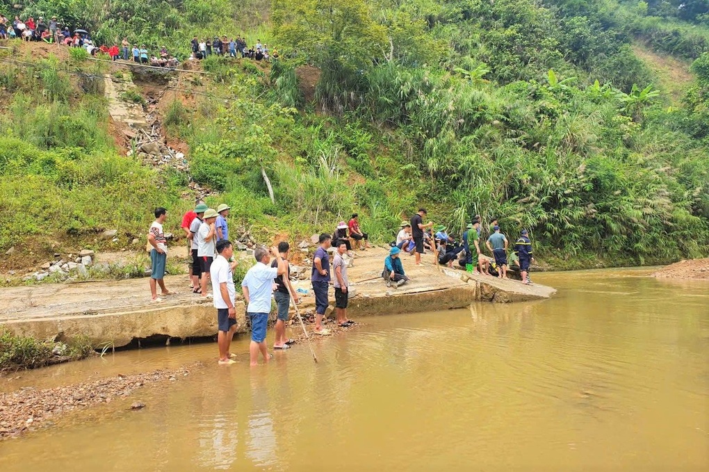 Vụ người phụ nữ đi cho vịt ăn bị lũ cuốn: 22 giờ tìm kiếm chưa có kết quả - 2 Vụ người phụ nữ đi cho vịt ăn bị lũ cuốn: 22 giờ tìm kiếm chưa có kết quả - 2
