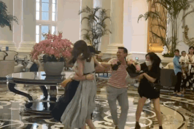 Chuyện bi hài quanh những fan cuồng bày tỏ tình yêu "quá lố"