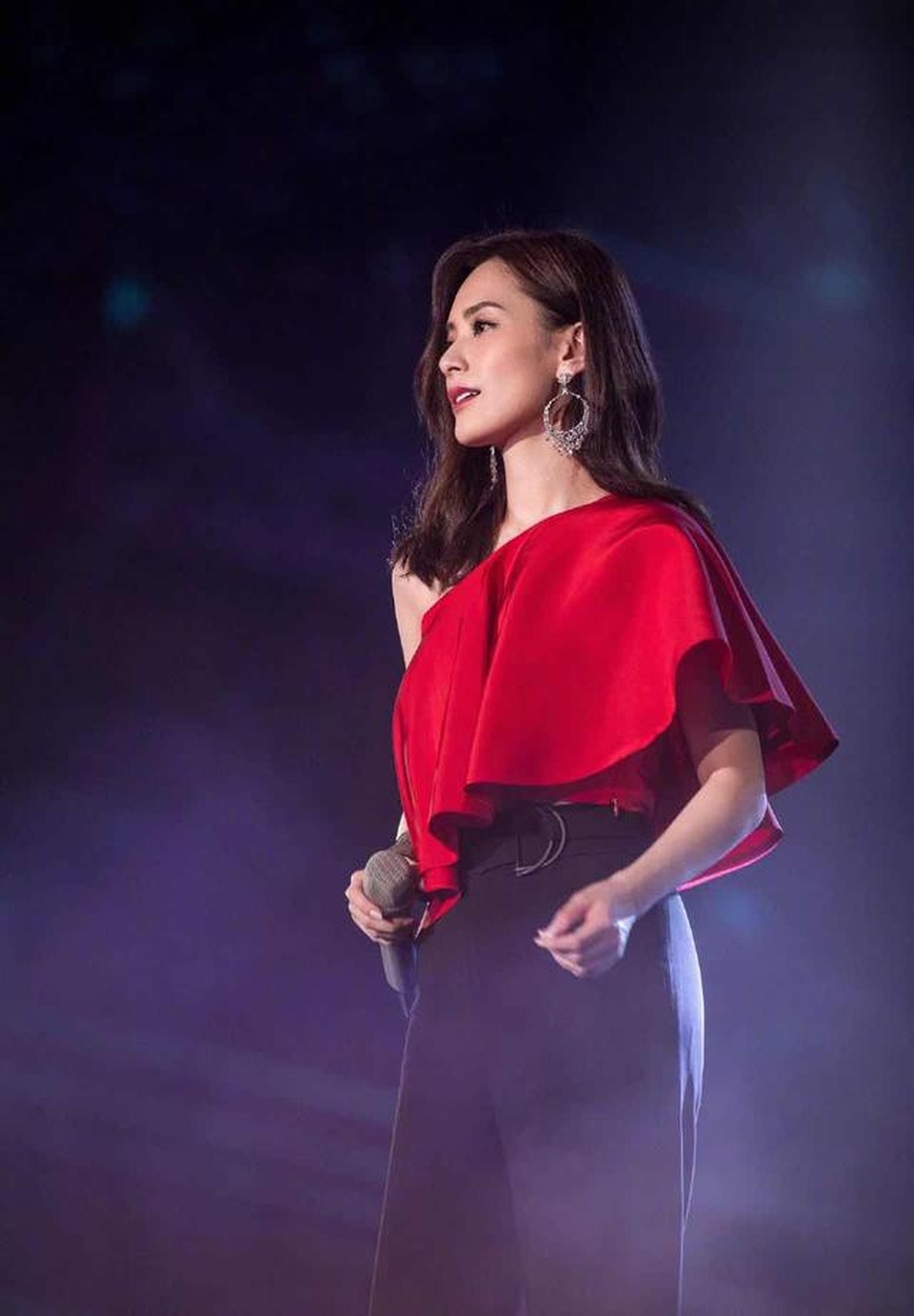 Chung Hân Đồng trở lại làm việc sau thông báo ly hôn gây sốc - 9 Chung Hân Đồng trở lại làm việc sau thông báo ly hôn gây sốc - 9