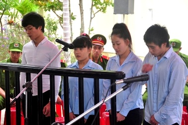 Nghi bạn giành khách, cả nhóm hành hạ và ném bạn xuống sông