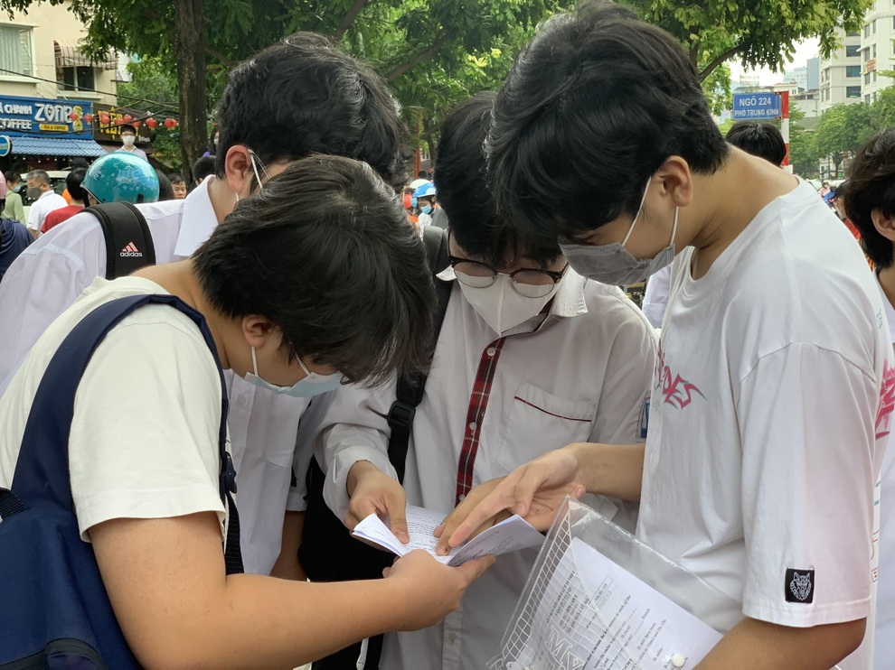 Thí sinh Hà Nội hài lòng với 2 môn thi đầu vào lớp 10 THPT - 2 Thí sinh Hà Nội hài lòng với 2 môn thi đầu vào lớp 10 THPT - 2