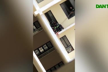 Cảnh sát cứu cô gái nhảy định lầu tự tử từ tầng 18 chung cư