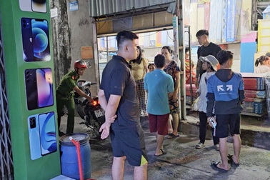 Bé gái sơ sinh còn nguyên dây rốn bị bỏ rơi trong hẻm ở TPHCM