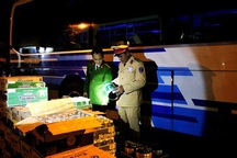 CSGT bắt xe khách chở lượng lớn rượu ngoại không rõ nguồn gốc