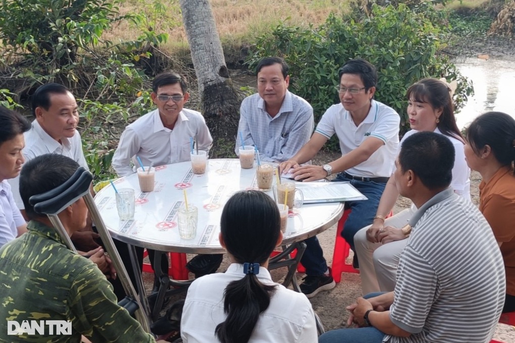 Nữ sinh muốn học tiếp để lo cho cha tật nguyền được giúp gần 80 triệu đồng - 2 Nữ sinh muốn học tiếp để lo cho cha tật nguyền được giúp gần 80 triệu đồng - 2