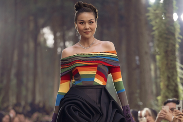 Thanh Hằng xứng danh "chị đại" với phong thái đỉnh cao khi catwalk trong rừng