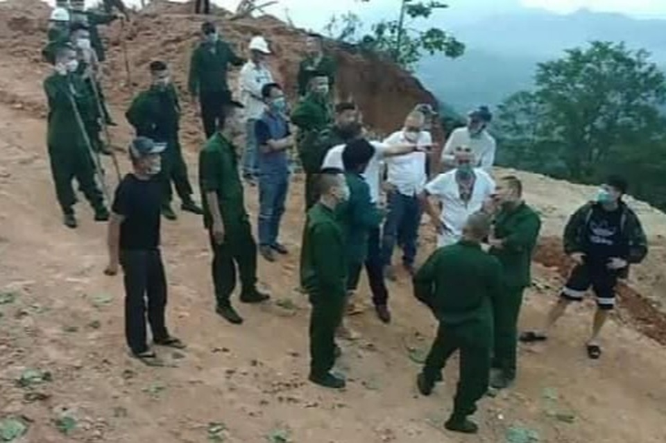 Hàng chục đối tượng lạ mặt tập trung bất chấp giãn cách xã hội - 1 Hàng chục đối tượng lạ mặt tập trung bất chấp giãn cách xã hội - 1