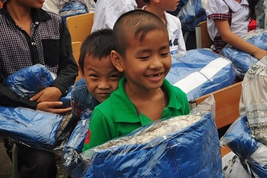 Tặng hơn 300 áo ấm đến học sinh nghèo vùng cao