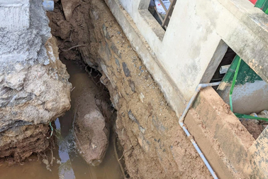 Quả bom nặng 340kg nằm sát móng nhà dân