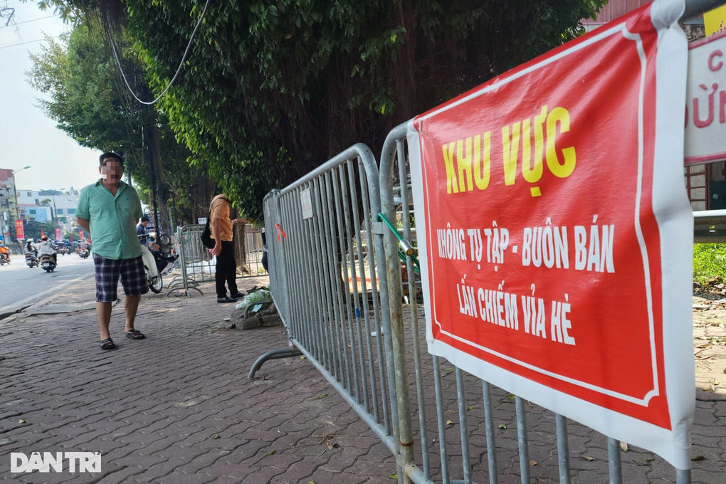 Hà Nội dựng hàng loạt rào chắn để giữ vỉa hè - 1 Hà Nội dựng hàng loạt rào chắn để giữ vỉa hè - 1