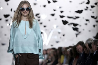 Kính viễn tưởng Google Glass lên sàn catwalk