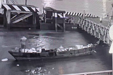 Cảnh hỗn loạn “hôi của” sau vụ đâm tàu trên sông Đồng Nai