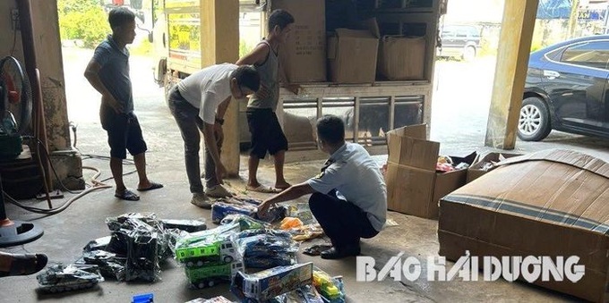 Lực lượng chức năng kiểm tra, thu giữ lô hàng đồ chơi trẻ em vi phạm. Ảnh baohaiduong.vn