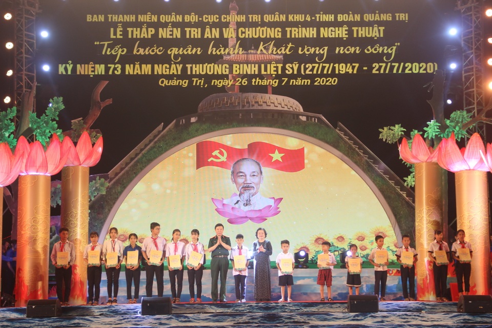 Xúc động chương trình tri ân liệt sĩ trên “đất thiêng” Thành cổ Quảng Trị - 4 Xúc động chương trình tri ân liệt sĩ trên “đất thiêng” Thành cổ Quảng Trị - 4