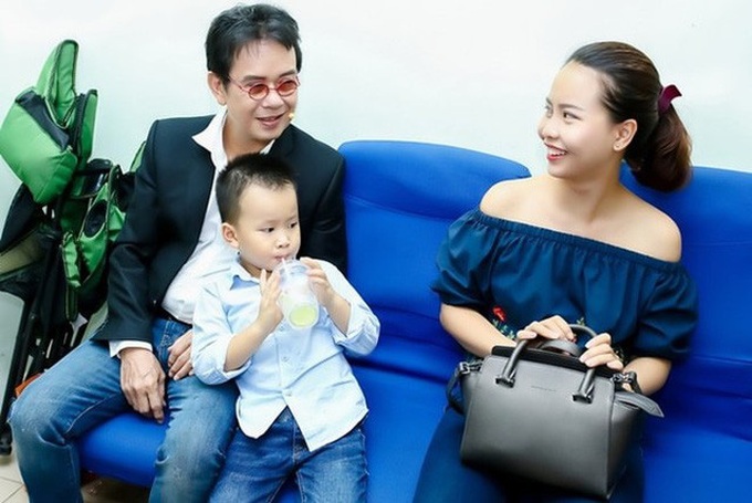 Cuộc hôn nhân kỳ lạ của nhạc sĩ Đức Huy và vợ trẻ kém 44 tuổi - Ảnh 4. Cuộc hôn nhân kỳ lạ của nhạc sĩ Đức Huy và vợ trẻ kém 44 tuổi - Ảnh 4.