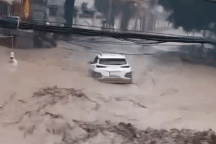 Lũ kinh hoàng, ô tô trôi theo dòng nước cuồn cuộn chảy