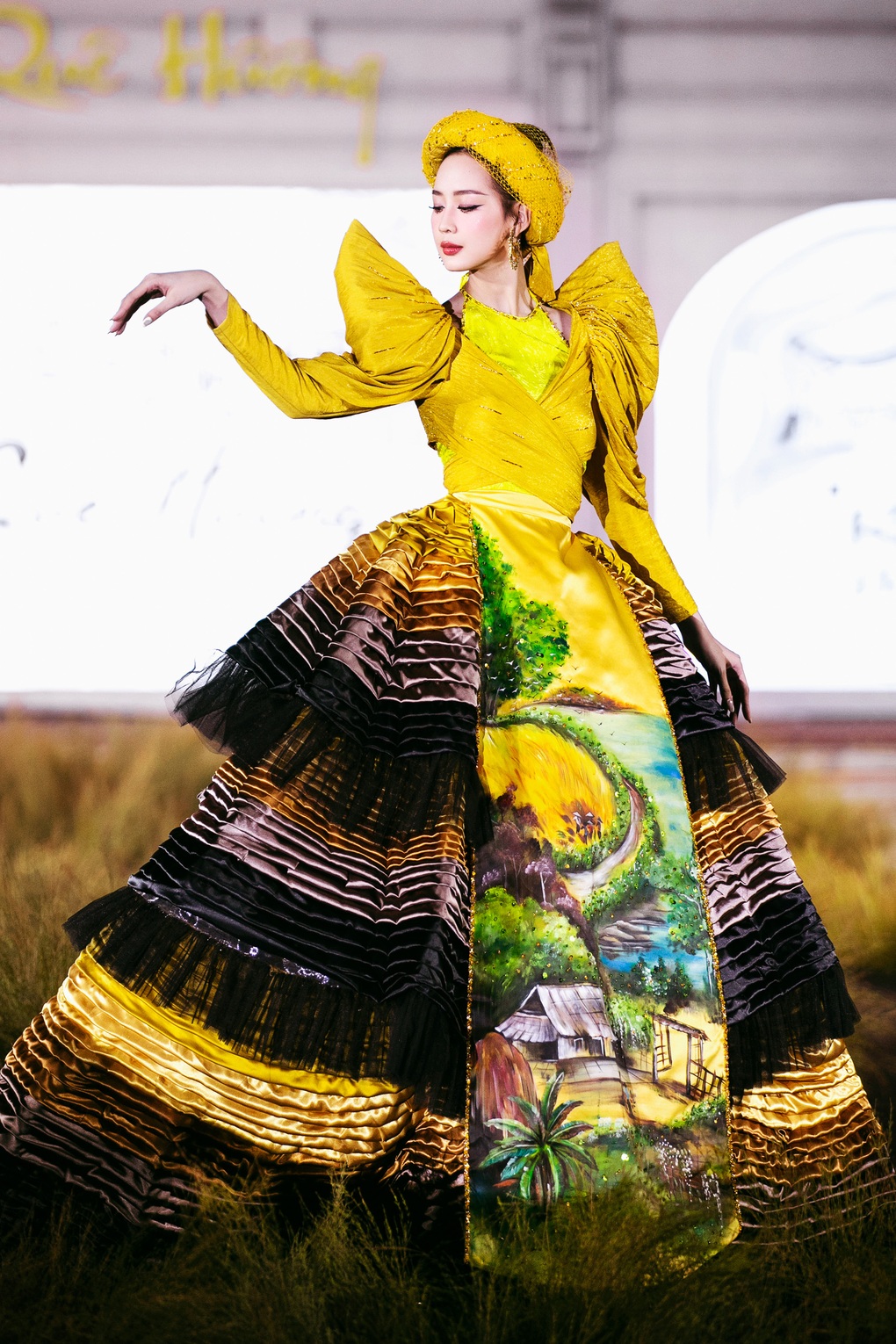 Hoa hậu Tiểu Vy, hoa hậu Bảo Ngọc nổi bật trên sàn diễn thời trang - 3 Hoa hậu Tiểu Vy, hoa hậu Bảo Ngọc nổi bật trên sàn diễn thời trang - 3