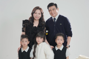 Diễn viên Hoàng Phúc khoe ảnh bên vợ kém 12 tuổi và 3 con