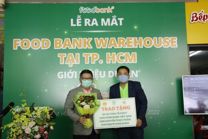  Ông Nguyến Tuấn Khởi – Chủ tịch Ngân hàng Thực phẩm FoodBank Việt Nam (áo đen) nhận xe vận chuyển thức phẩm từ ông Montri Suwanposri.