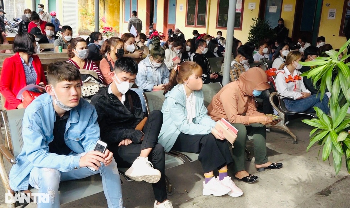 Lao động đổ xô đi làm thủ tục xuất cảnh đầu năm mới - 1 Lao động đổ xô đi làm thủ tục xuất cảnh đầu năm mới - 1