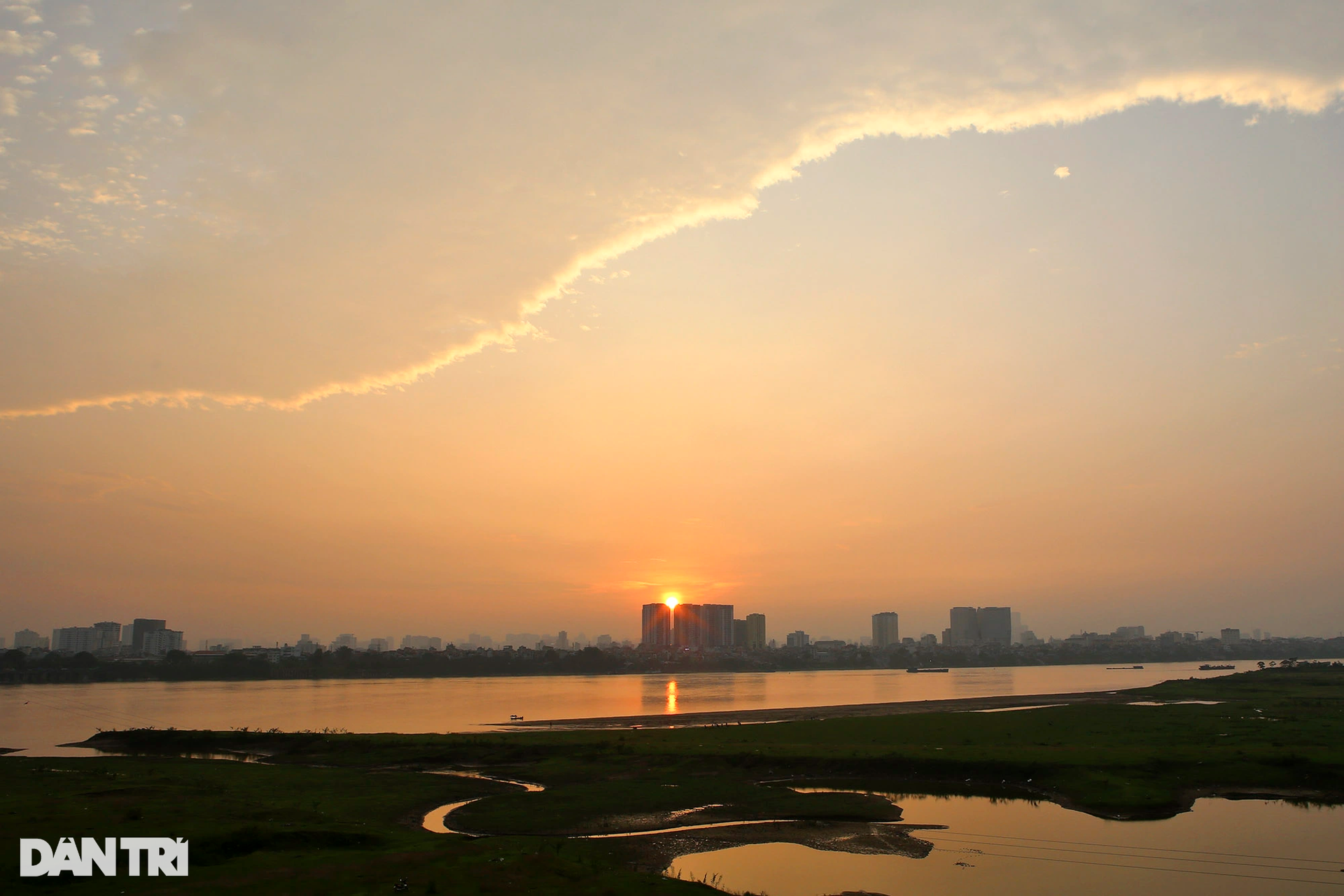 Ngắm những buổi hoàng hôn rực rỡ trên sông Hồng - 5 Ngắm những buổi hoàng hôn rực rỡ trên sông Hồng - 5