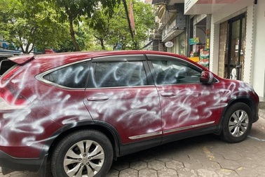 Xe CR-V đỏ bị phun sơn trắng loang lổ vì đỗ trước cửa hàng
