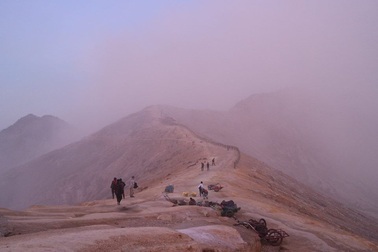Du khách Việt kể lại hành trình khám phá miệng núi lửa kỳ ảo ở Indonesia