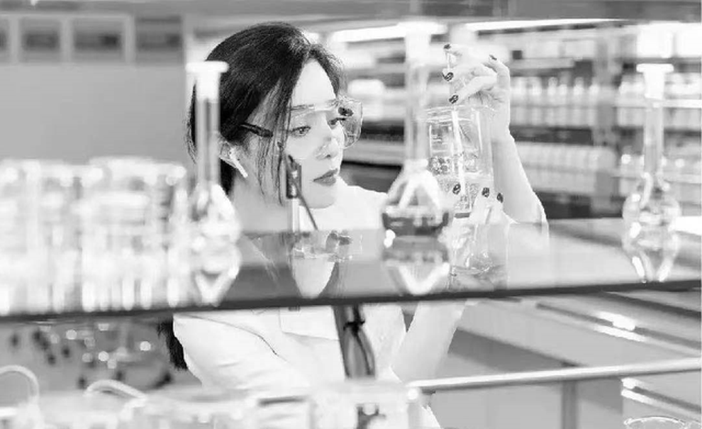 Ảnh Phạm Băng Băng làm nghiên cứu trong phòng thí nghiệm bị chê tơi tả - 5 Ảnh Phạm Băng Băng làm nghiên cứu trong phòng thí nghiệm bị chê tơi tả - 5