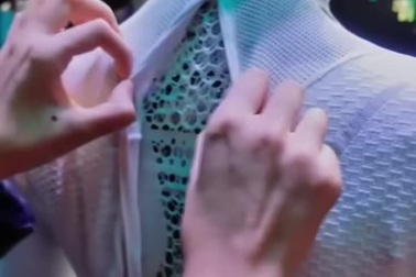 Nhân viên Xpeng “xé áo” robot Iron để chứng minh không có người đóng giả