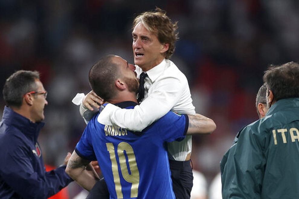 Đội tuyển Italia vỡ òa hạnh phúc khi giương cao chức vô địch Euro 2020 - 11 Đội tuyển Italia vỡ òa hạnh phúc khi giương cao chức vô địch Euro 2020 - 11