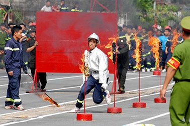 Xem lính cứu hỏa phô diễn kỹ năng chữa cháy, cứu nạn