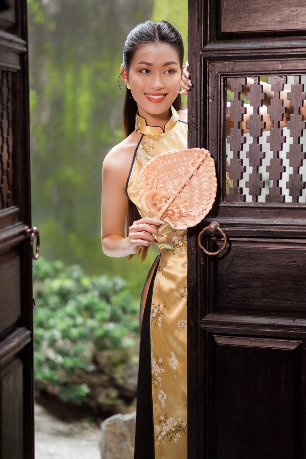 Á hậu Minh Thư đón xuân cùng áo dài cổ yếm - 4 Á hậu Minh Thư đón xuân cùng áo dài cổ yếm - 4