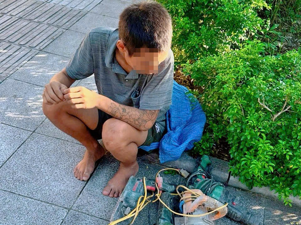 CSGT kịp thời bắt giữ đối tượng trộm cắp tài sản trên đường - 1 CSGT kịp thời bắt giữ đối tượng trộm cắp tài sản trên đường - 1