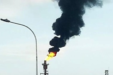 Sét đánh trúng nhà máy hóa chất, tháp đuốc phun khói lửa đen kịt lên trời