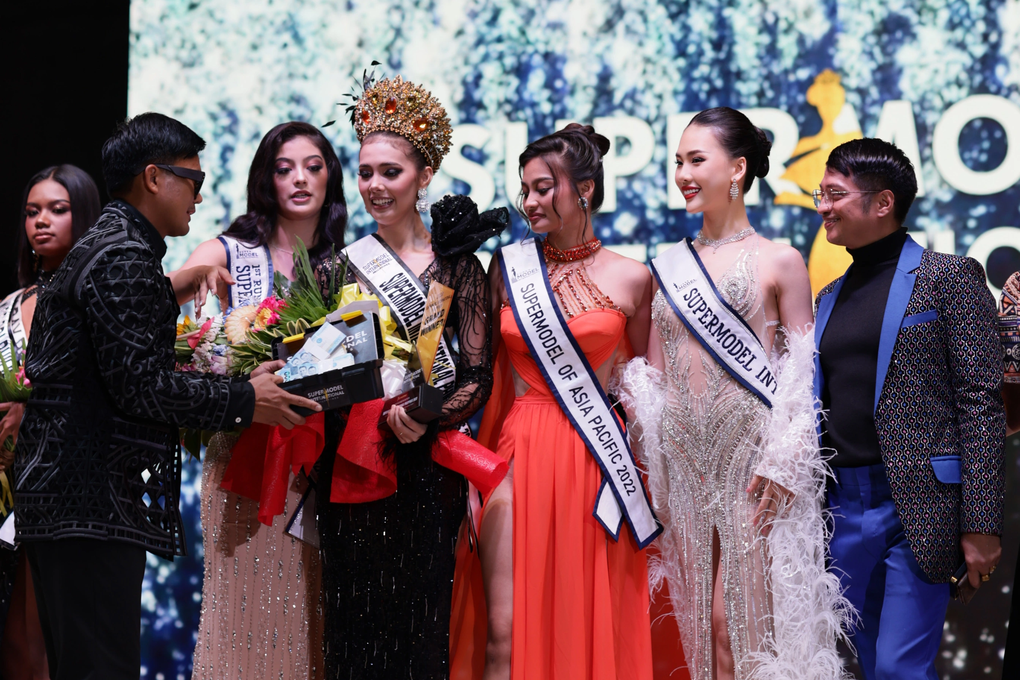 Bùi Quỳnh Hoa mặc gợi cảm đi chấm thi siêu mẫu ở Philippines - 5 Bùi Quỳnh Hoa mặc gợi cảm đi chấm thi siêu mẫu ở Philippines - 5