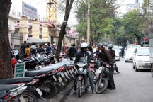 Người Hà Nội toát mồ hôi tìm... nơi gửi xe