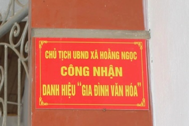 Hàng xóm từ mặt nhau vì tấm biển "gia đình văn hóa" trước cổng nhà
