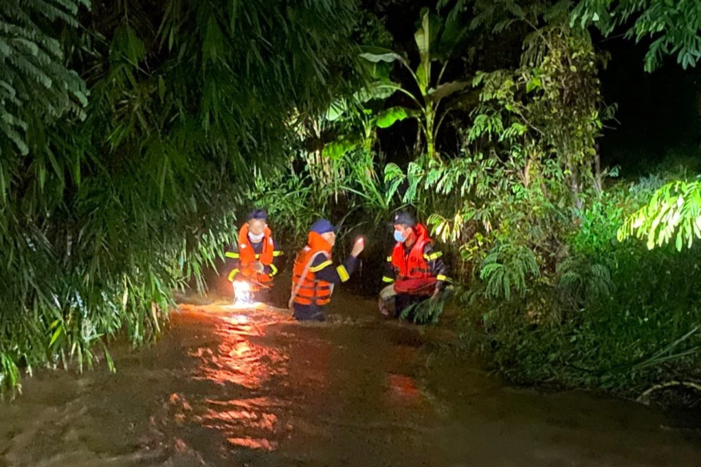 Hai mẹ con bị nước cuốn trên đường đi rẫy về, bé trai 7 tuổi tử vong - 1 Hai mẹ con bị nước cuốn trên đường đi rẫy về, bé trai 7 tuổi tử vong - 1