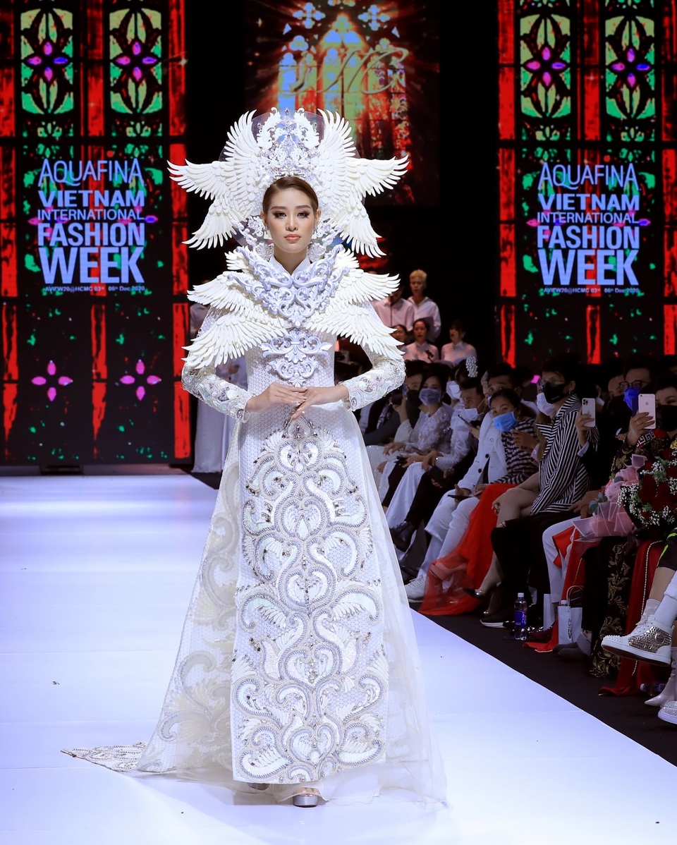 Hồng Vân bất ngờ làm người mẫu áo dài cùng Khánh Vân, Minh Tú - 12 Hồng Vân bất ngờ làm người mẫu áo dài cùng Khánh Vân, Minh Tú - 12