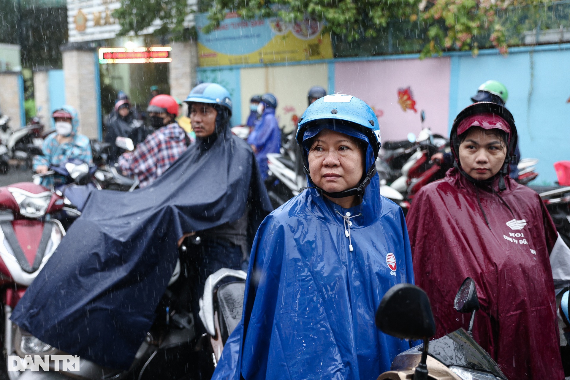 Parents in Ho Chi Minh City brave the rain all morning to wait for their children to take the high school graduation exam - 3 Phụ huynh TPHCM dầm mưa cả buổi để chờ con thi tốt nghiệp THPT - 3