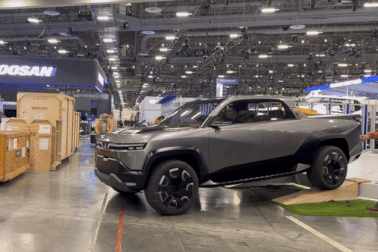 Xem concept xe bán tải điện VinFast lăn bánh, không chỉ là mô hình tĩnh