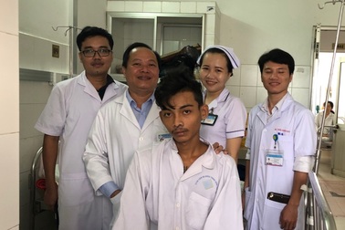 Bệnh nhân bị vỡ tá tràng phức tạp được cứu sống một cách ngoạn mục