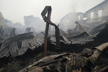 Vụ cháy hàng trăm ki-ốt chợ: Tiểu thương truy trách nhiệm BQL chợ