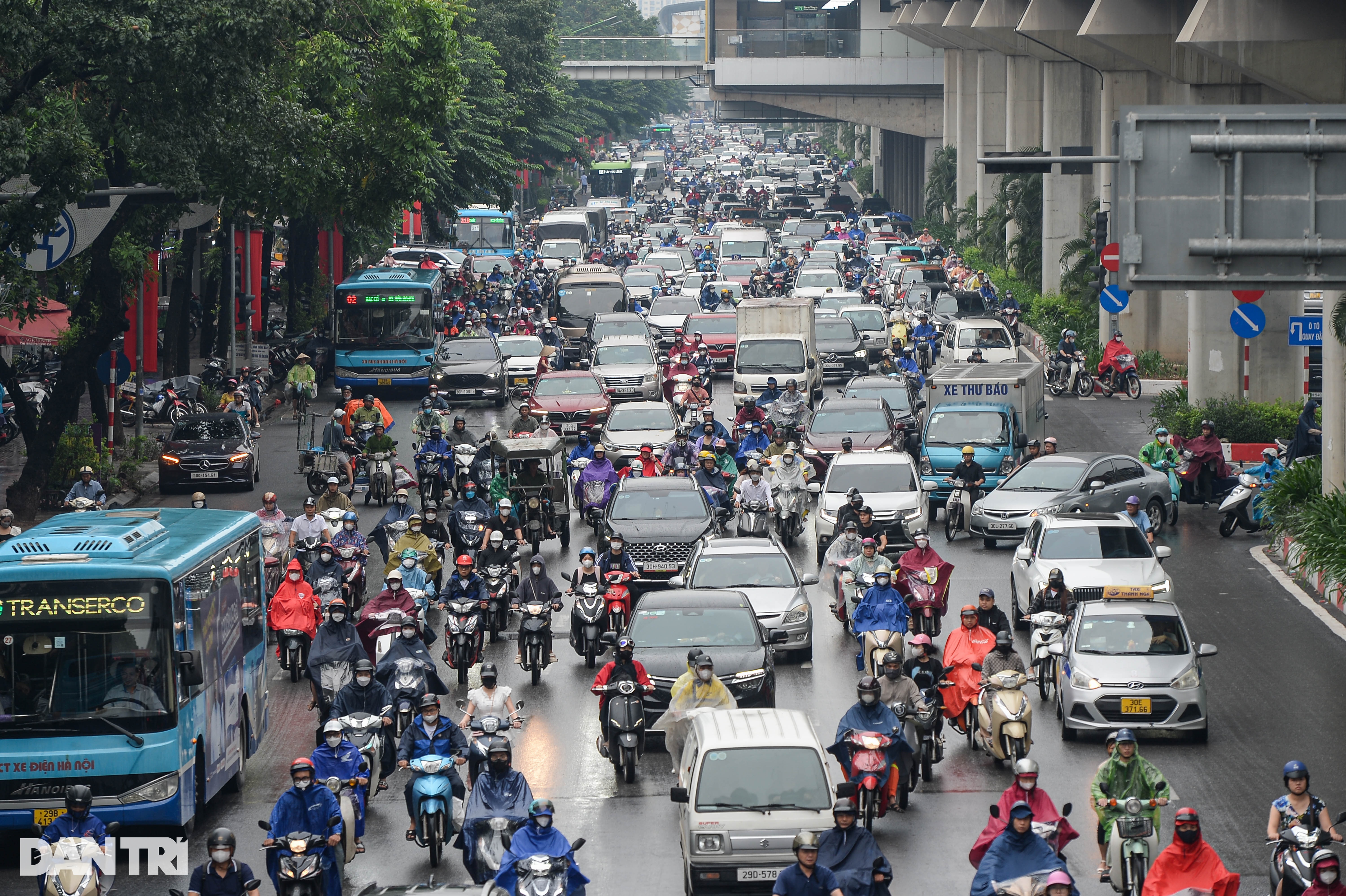 Hà Nội ùn tắc nhiều tuyến phố buổi sáng đầu tuần - 1