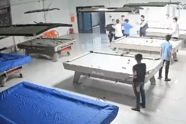 Nghi vấn học sinh dùng gậy bida đánh bạn nhập viện