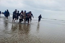 8 tàu cá bị sóng đánh chìm, 14 ngư dân gặp nạn trên biển