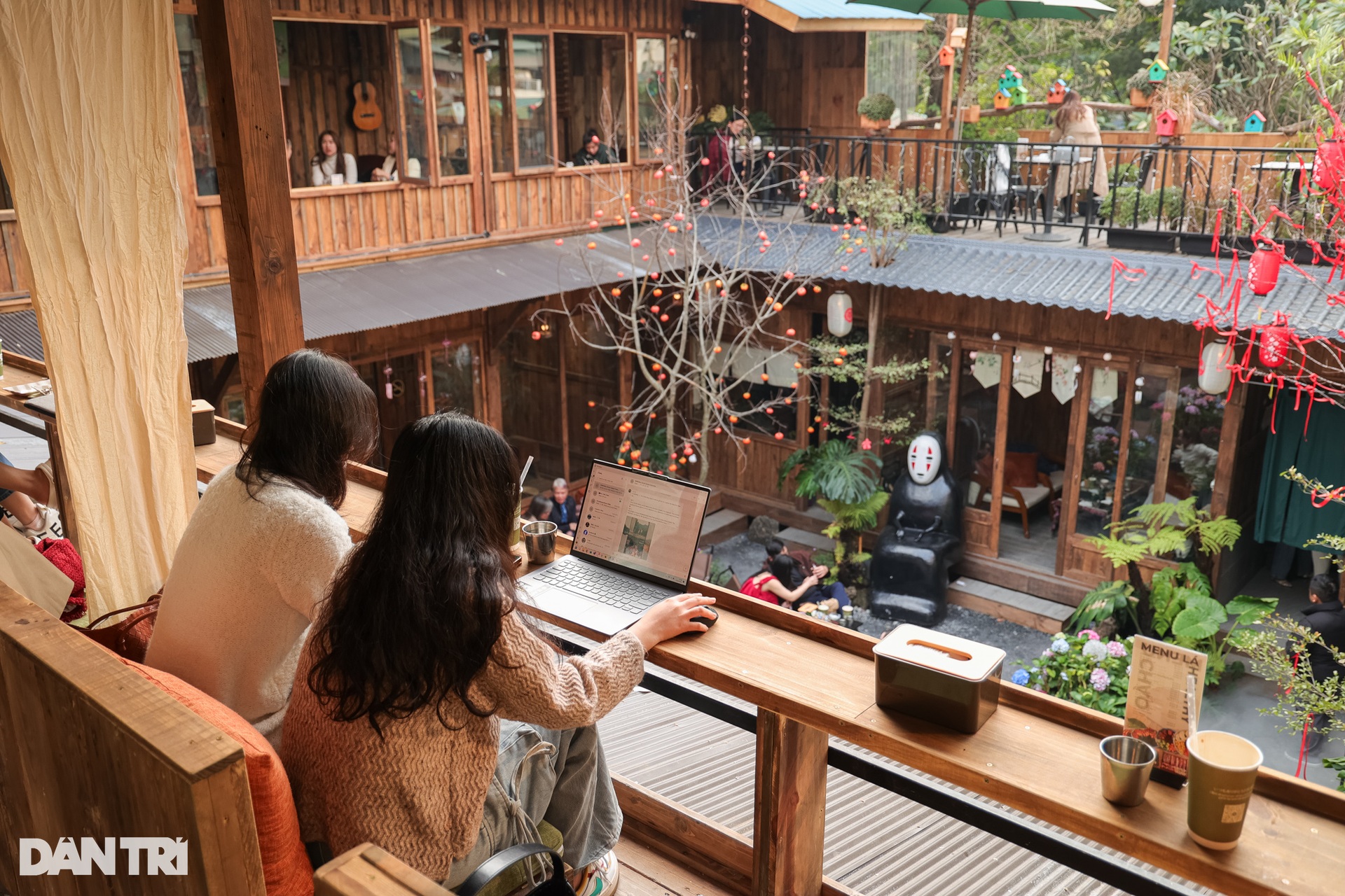 Un café de Hanoi cultive des hortensias, pulvérise de la brume artificielle et attire des milliers de clients - 8 Quán cà phê Hà Nội trồng cẩm tú cầu, phun sương nhân tạo hút cả nghìn khách - 8