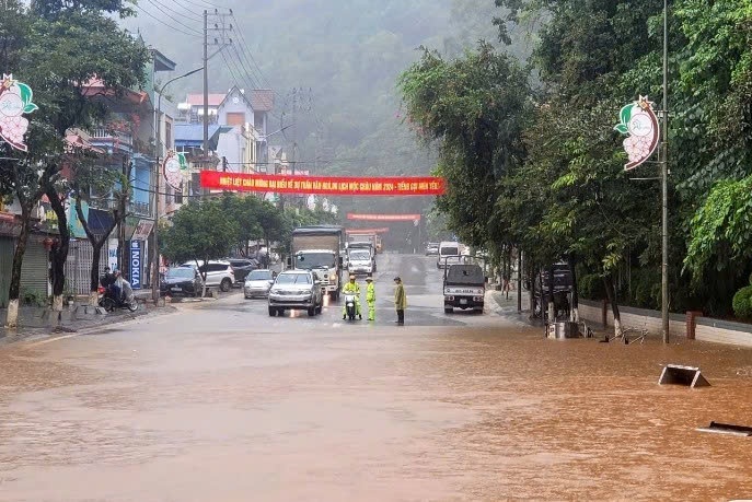 Phố núi Sơn La ngập sâu do mưa bão - 1