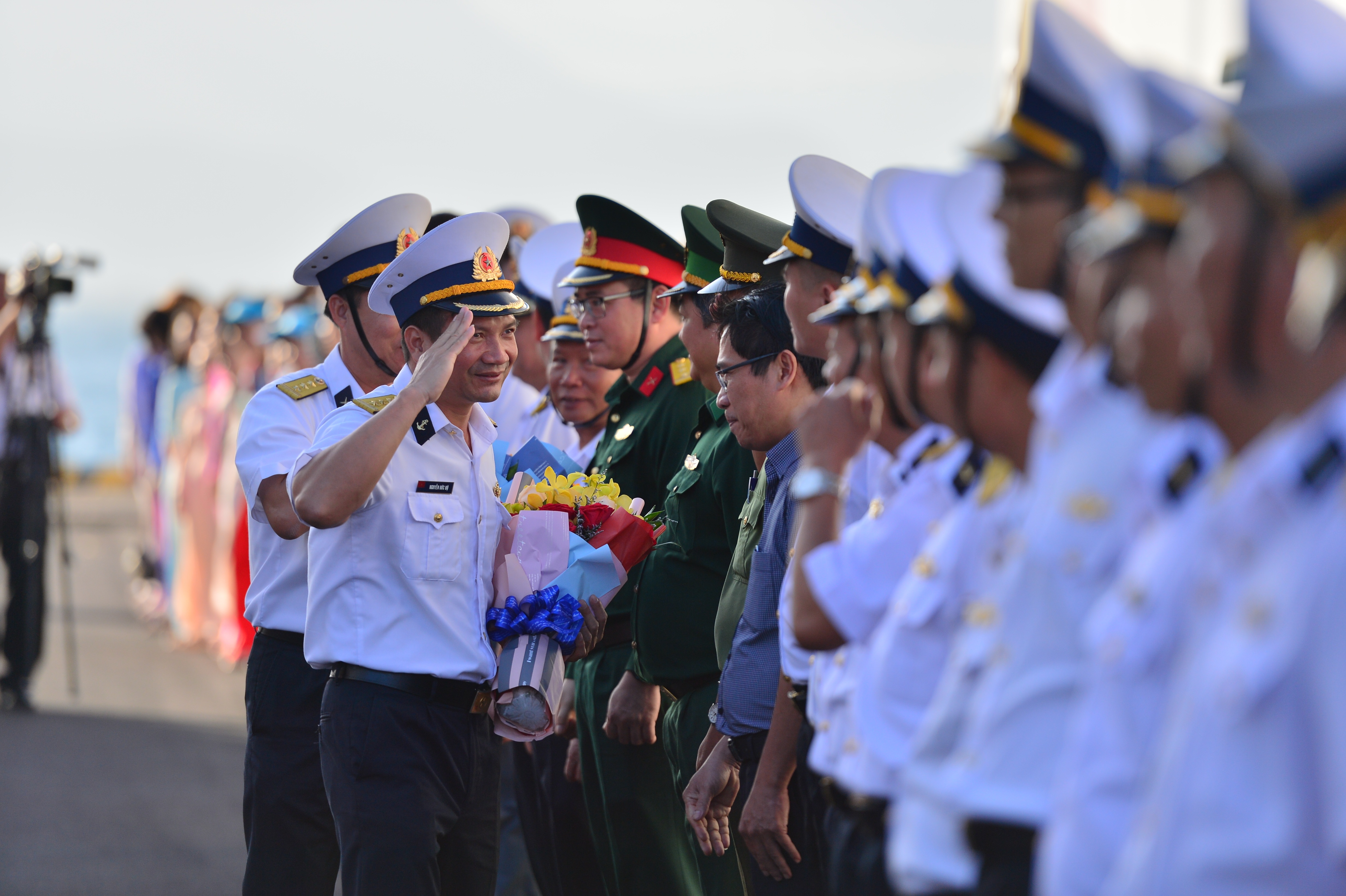 Xúc động lễ tiễn quân ra quần đảo Trường Sa làm nhiệm vụ - 3 Xúc động lễ tiễn quân ra quần đảo Trường Sa làm nhiệm vụ - 3